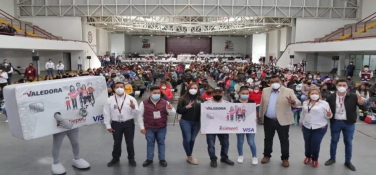 Entregan tarjeta “La Valedora” a 10,000 madres y padres solteros en Ecatepec