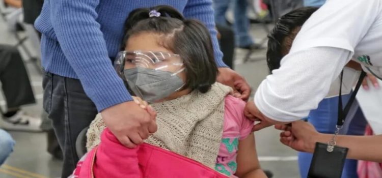 Inmunizan contra covid a 14,000 niños de 9 a 11 años en Ecatepec