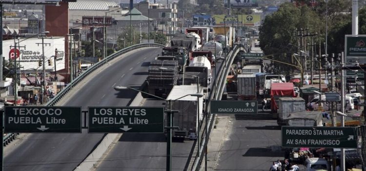 Transportistas bloquean autopistas en el Edomex
