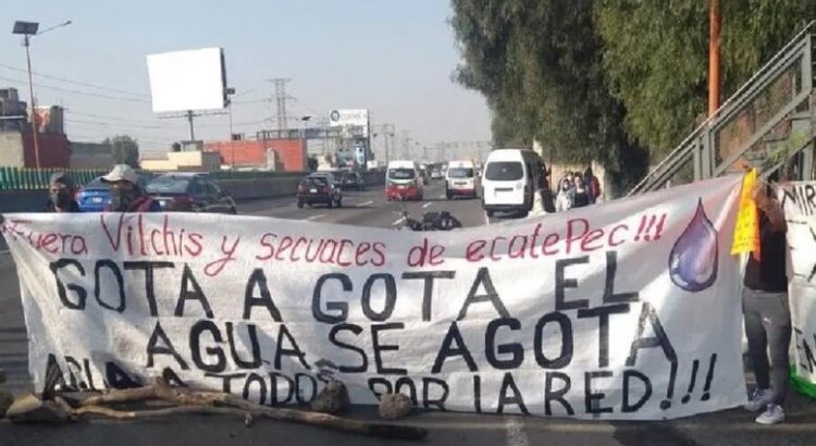 Bloquean autopista México-Pachuca para exigir agua potable en Ecatepec
