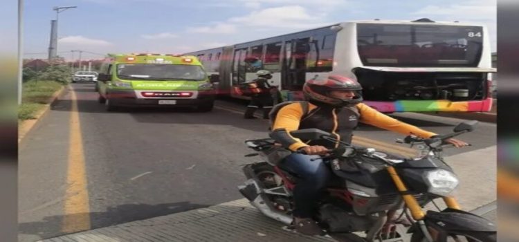 Tráiler choca contra unidad del Mexibús en Ecatepec; hay 10 lesionados