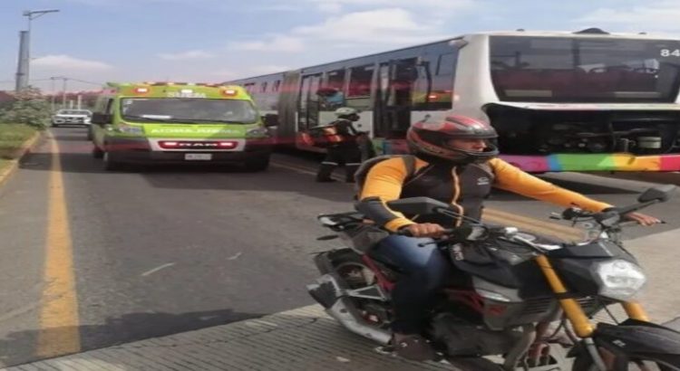 Tráiler choca contra unidad del Mexibús en Ecatepec; hay 10 lesionados