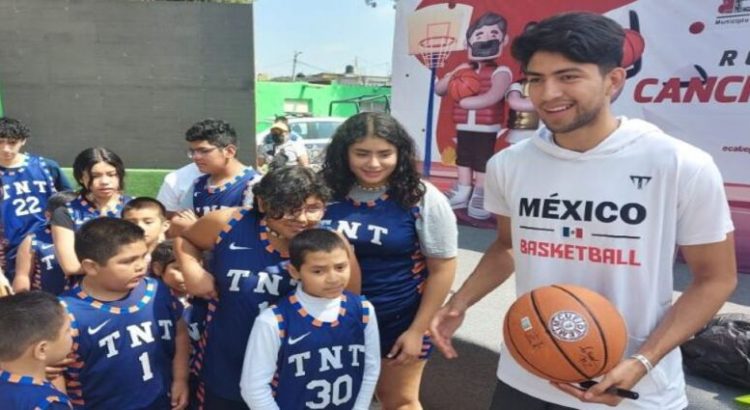 Gael Bonilla acude a evento para rehabilitación de canchas en Ecatepec