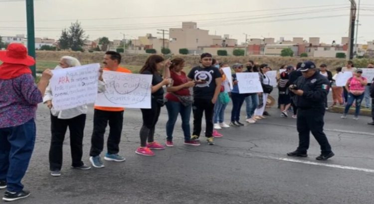 Vecinos protestan por falta de agua en Ecatepec