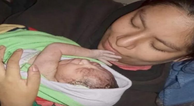 Joven de Ecatepec da a luz en su casa; la regresaron del hospital