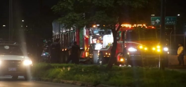 Camión mata a 2 motociclistas en Ecatepec