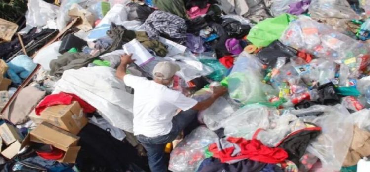 Ecatepec retira toneladas de basura acumulada en casa de ex-profesor de la UNAM