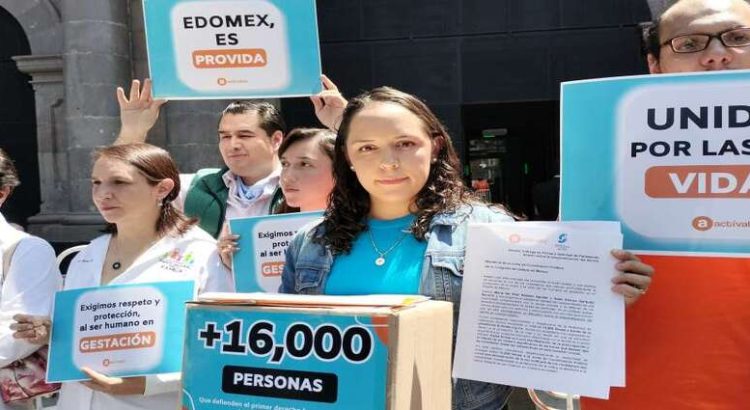 Grupos anti-aborto entregan 16,000 firmas a legisladores de Edomex
