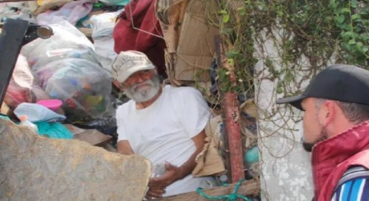 Ecatepec invita a ex profesor de la UNAM que vivía en la basura a dar conferencias