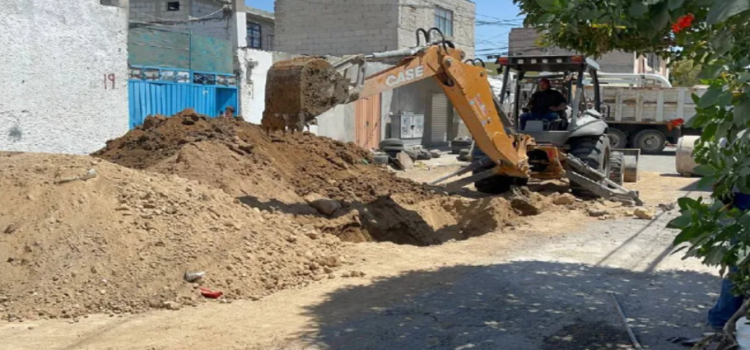 Aparece socavón de 8 metros en calles de Ecatepec