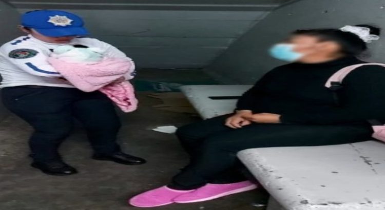 Oficial de la SSC amamantó a una bebé en la estación del metro Ecatepec