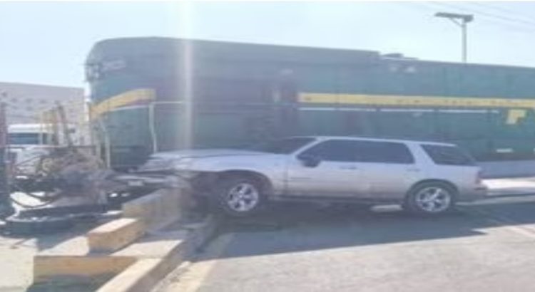 Tren arrolla a conductor que intentó ganarle el paso en Ecatepec
