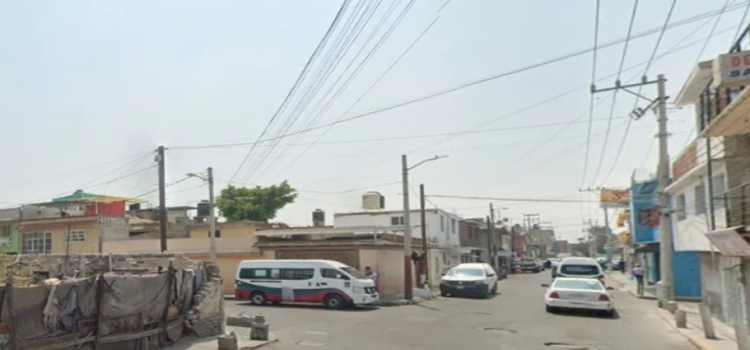 Vecinos golpean y amarran a un poste a presunto ladrón en San Agustín, Ecatepec