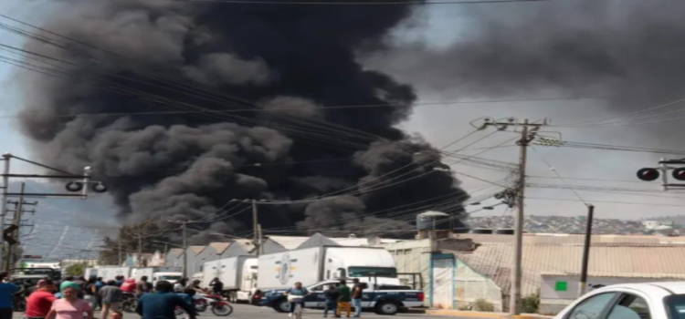Incendio afecta autolavado en Ecatepec