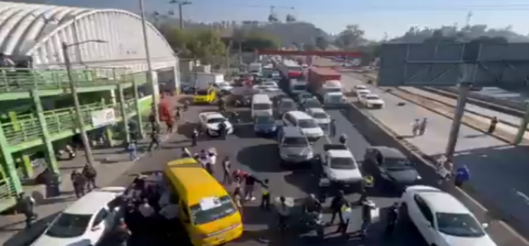 Realizan bloqueos para exigir el regreso de joven desaparecida en Ecatepec Realizan bloqueos para exigir el regreso de joven desaparecida en Ecatepec