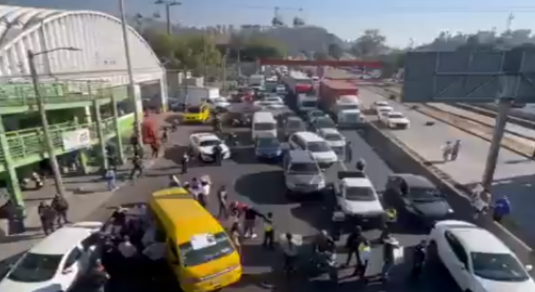 Realizan bloqueos para exigir el regreso de joven desaparecida en Ecatepec