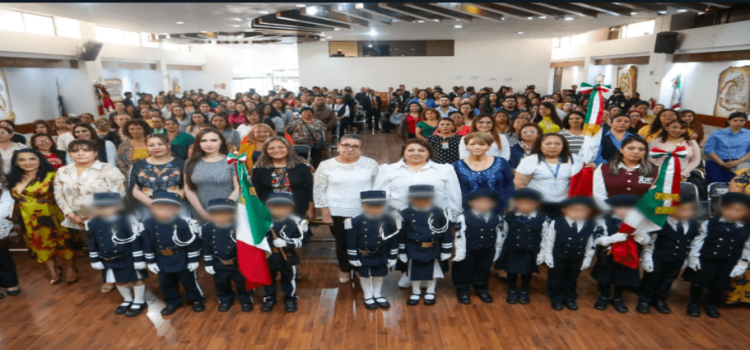 Entregan material cívico a 400 escuelas de preescolar en Ecatepec