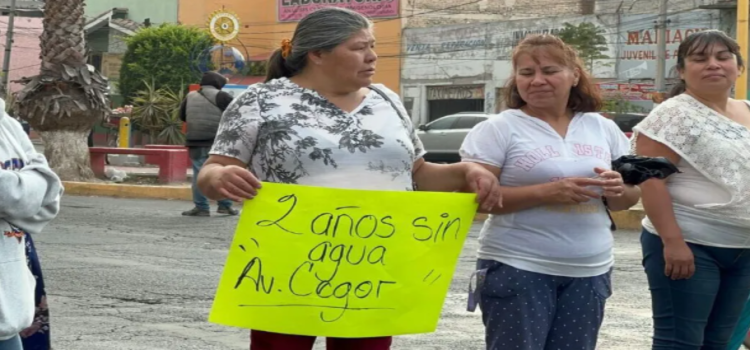 Por falta de agua, vecinos bloquean avenida R1 en Ecatepec