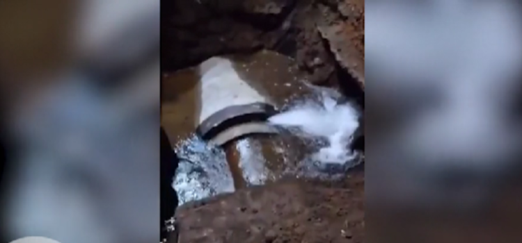 Vecinos reportan gran fuga de agua en Ecatepec