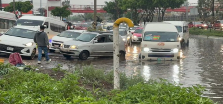 Inundaciones en Ecatepec dejan autos varados, daños en casas y hospitales