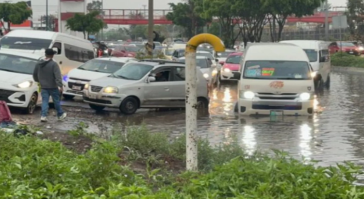 Inundaciones en Ecatepec dejan autos varados, daños en casas y hospitales