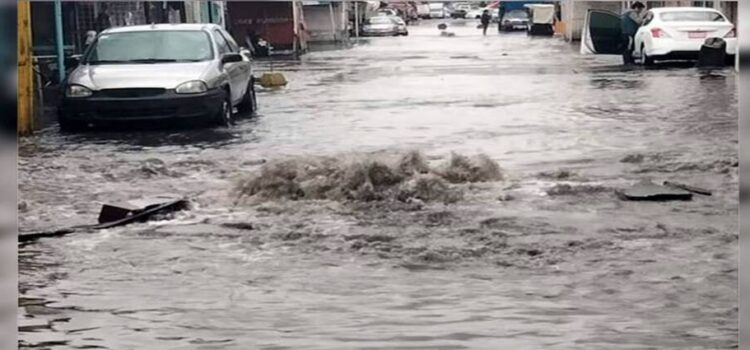 Lluvias en Ecatepec provocan afectaciones viales e inundaciones