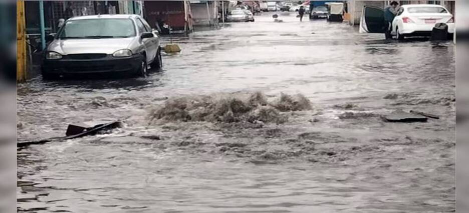 Lluvias en Ecatepec provocan afectaciones viales e inundaciones