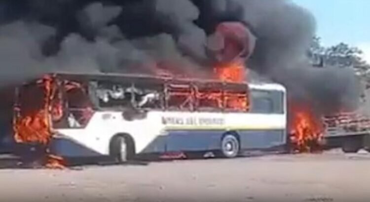 Enfrentamientos armados, bloqueos y vehículos quemados en Culiacán Enfrentamientos armados, bloqueos y vehículos quemados en Culiacán