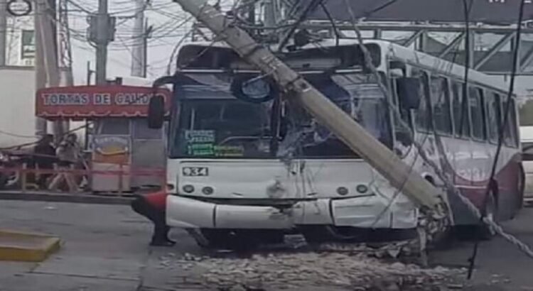 Autobús chocó contra poste luz en la vía Morelos de Ecatepec
