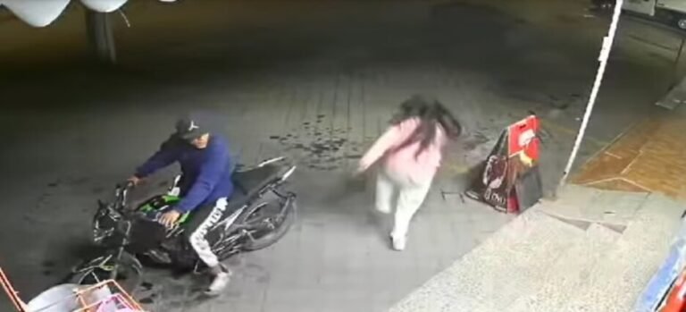 Mujer se libra de ser asaltada en comercio de Ecatepec