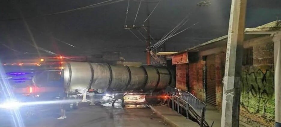 Pipa se estrella contra vivienda y derrama asfalto caliente en Ecatepec