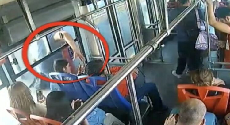 Captan robos de celular a pasajeras del Mexibús en Ecatepec