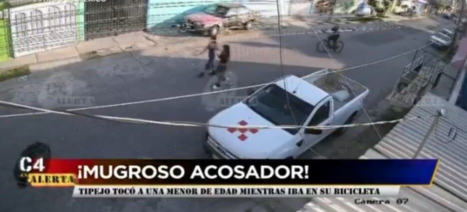 Captan a hombre en bicicleta nalgueando a mujer en Ecatepec