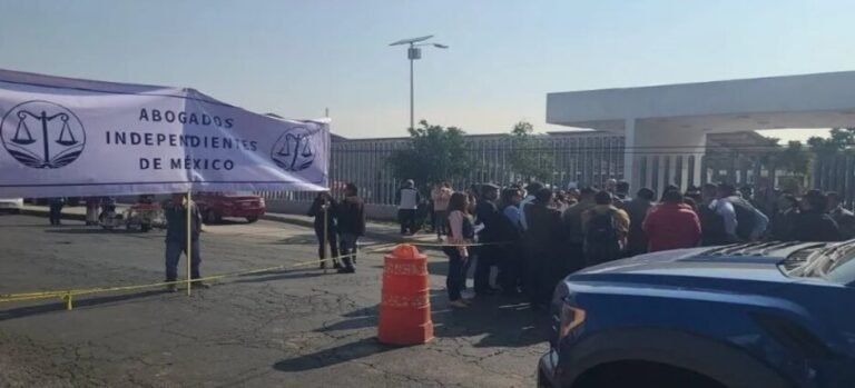 Abogados protestan contra reforma judicial en Ecatepec