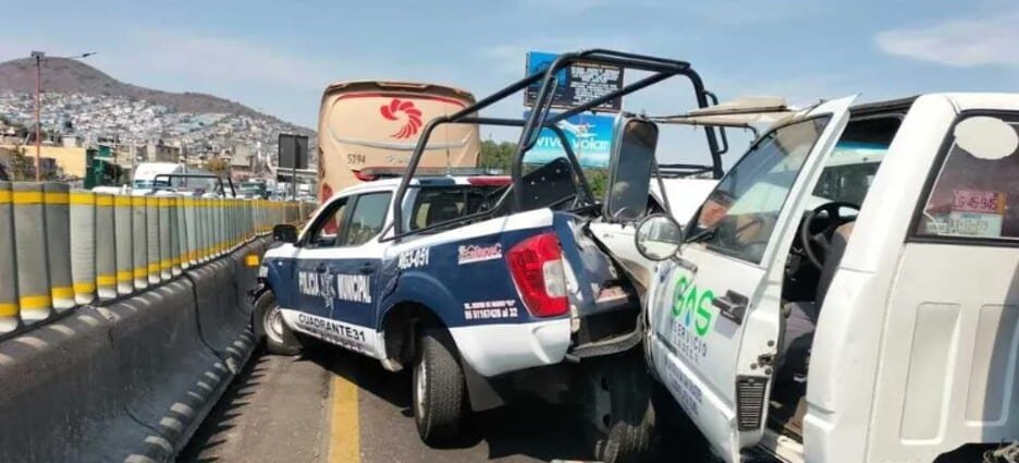 Pipa de gas y patrulla municipal chocan en Ecatepec