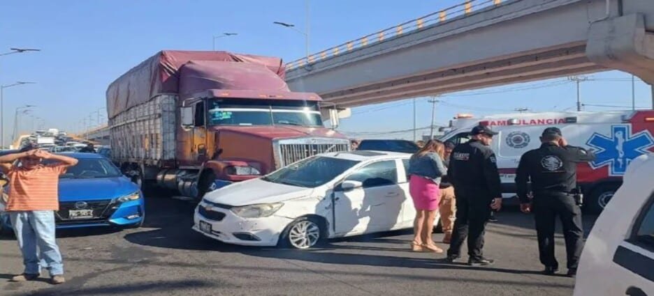Camión sin frenos provocó carambola en Vía Morelos, Ecatepec