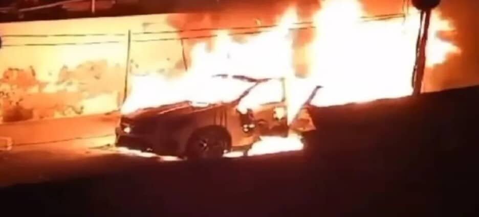 Victiman a 2 hombres y le prenden fuego a auto de lujo en Ecatepec