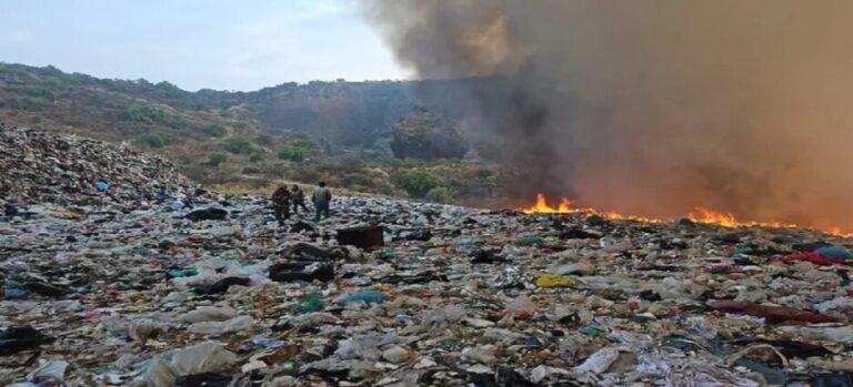 Bomberos de Ecatepec controlan incendio en Chiconautla