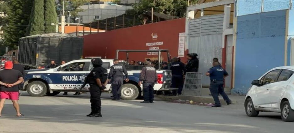 Ladrones se refugian en escuela tras robar camioneta de paquetería en Ecatepec