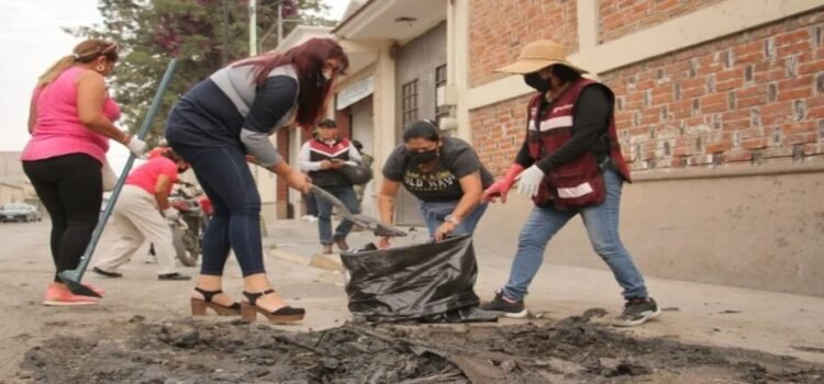 Azucena Cisneros supervisa desazolve por desbordamiento de zanjas en Ecatepec