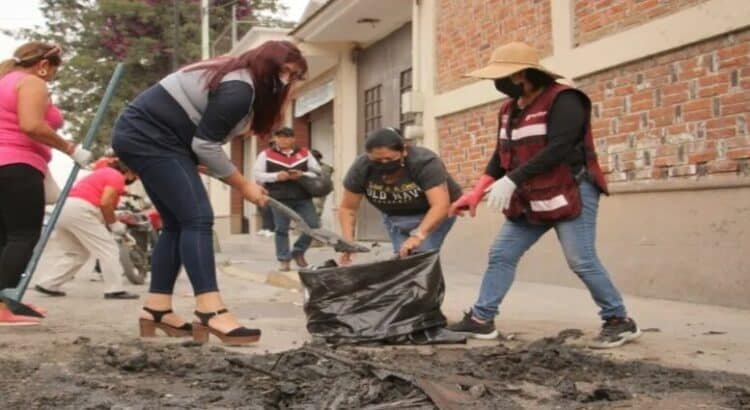Azucena Cisneros supervisa desazolve por desbordamiento de zanjas en Ecatepec