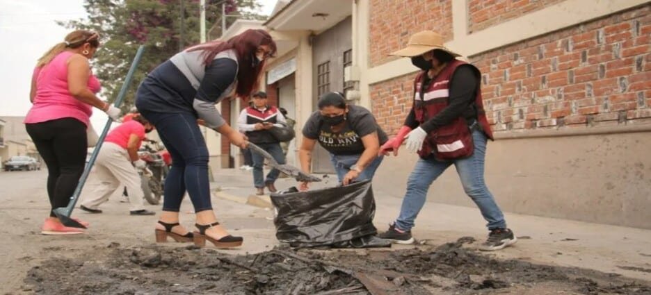 Azucena Cisneros supervisa desazolve por desbordamiento de zanjas en Ecatepec