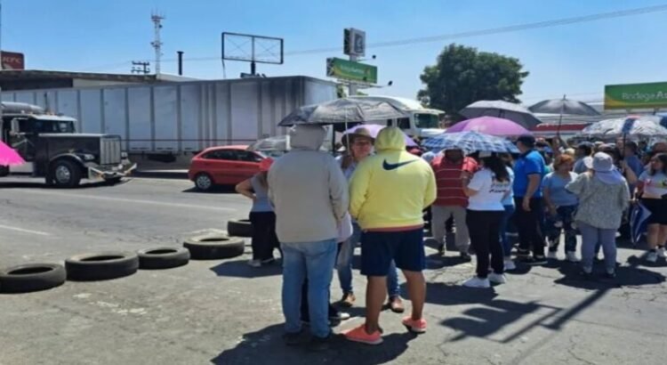 Habitantes de Ecatepec bloquean Vía Morelos por desabasto de agua potable