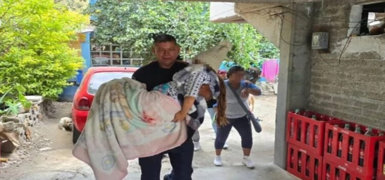 Patrulla traslada al hospital a mujer que dio a luz en su domicilio