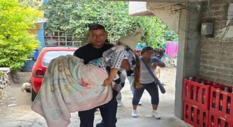 Patrulla traslada al hospital a mujer que dio a luz en su domicilio