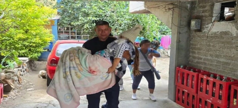 Patrulla traslada al hospital a mujer que dio a luz en su domicilio