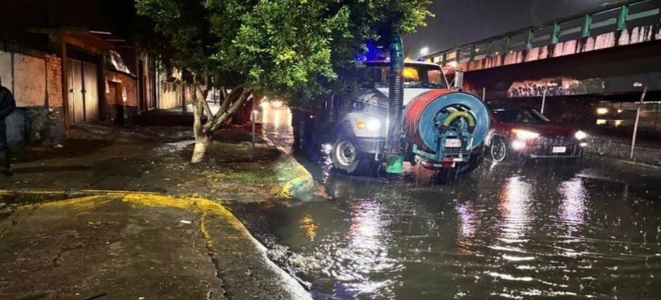 Lluvia afecta vialidades y arrastra vehículos en Ecatepec