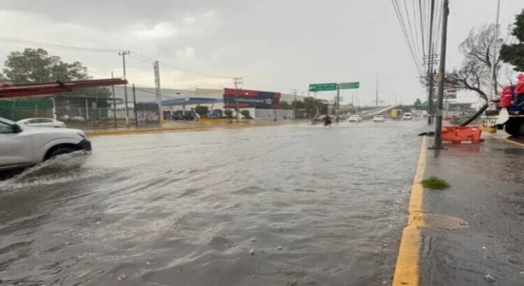Lluvias generan caos vial e inundaciones en Ecatepec y Tultitlán
