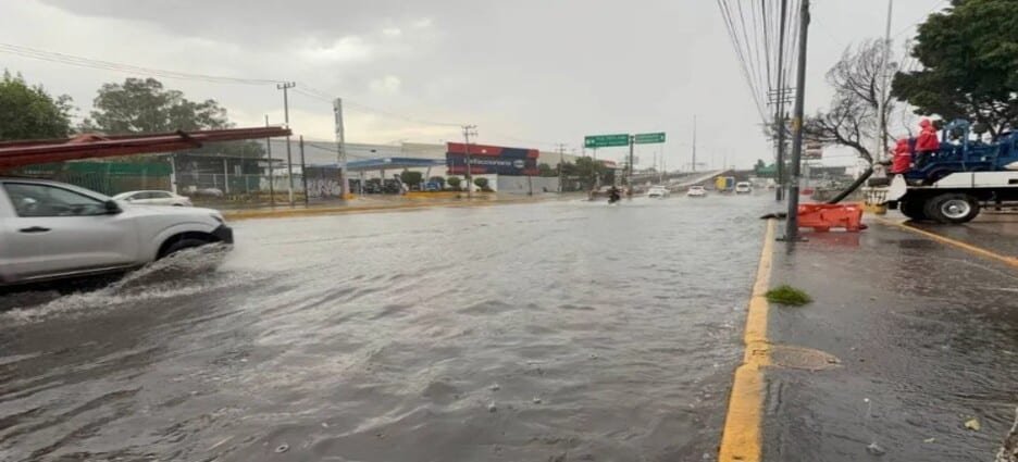 Lluvias generan caos vial e inundaciones en Ecatepec y Tultitlán