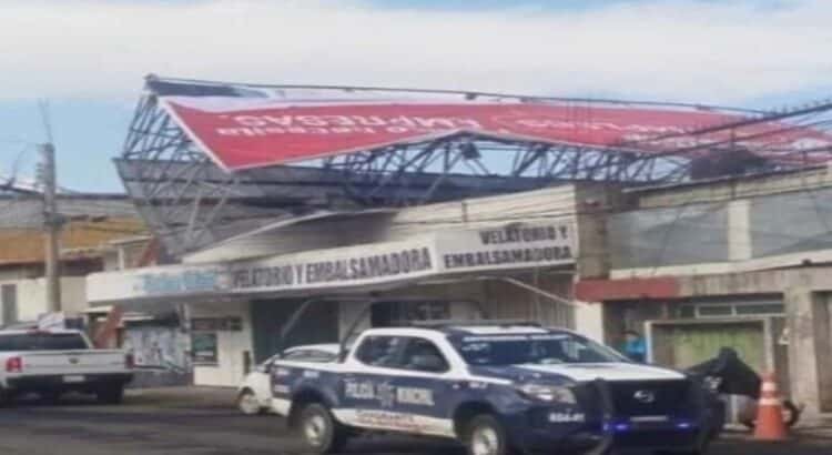 Espectacular se derrumba en Ecatepec